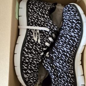 Skechers Black and White Women's Sneakers. Air Cooled Memory Foam.